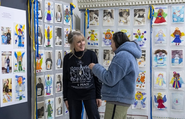 10 tysięcy aniołów na wystawie we Lwowie. Dzieci z całego świata łączą głosy w imię pokoju 1 - Polskie Radio Rzeszów 10 tysięcy aniołów na wystawie we Lwowie. Dzieci z całego świata łączą głosy w imię pokoju