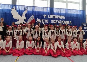 Teatr z pasją i sercem – uczniowie z Przecławia na scenie i wśród seniorów