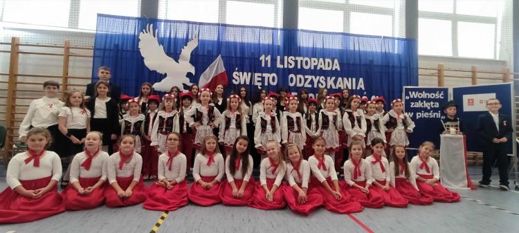 Teatr z pasją i sercem – uczniowie z Przecławia na scenie i wśród seniorów