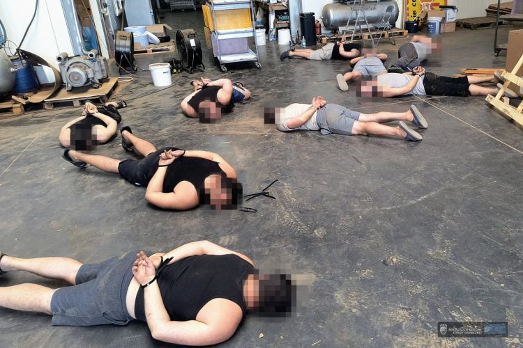 Towar o wartości 28 mln zł, 15 osób zatrzymanych. Straż Graniczna uderzyła w nielegalą fabrykę papierosów [ZDJĘCIA]