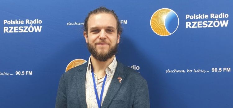 Jak dzieciństwo kształtuje dorosłość? Rozmowa z Dawidem Radomskim