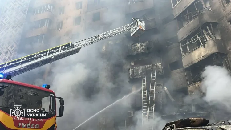 [AKTUALIZACJA, ZDJĘCIA] Zmasowany rosyjski atak na zachodniej Ukrainie. W Tarnopolu rakieta zniszczyła blok mieszkalny