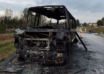 [AKTUALIZACJA] Bus spłonął w Kielnarowej. Akcja gaśnicza zakończona, ruch przywrócony [ZDJĘCIA, WIDEO]