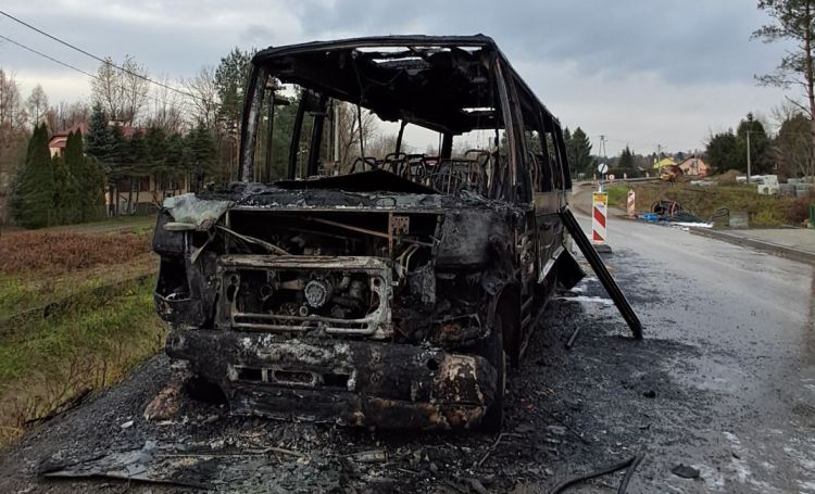 [AKTUALIZACJA] Bus spłonął w Kielnarowej. Akcja gaśnicza zakończona, ruch przywrócony [ZDJĘCIA, WIDEO]