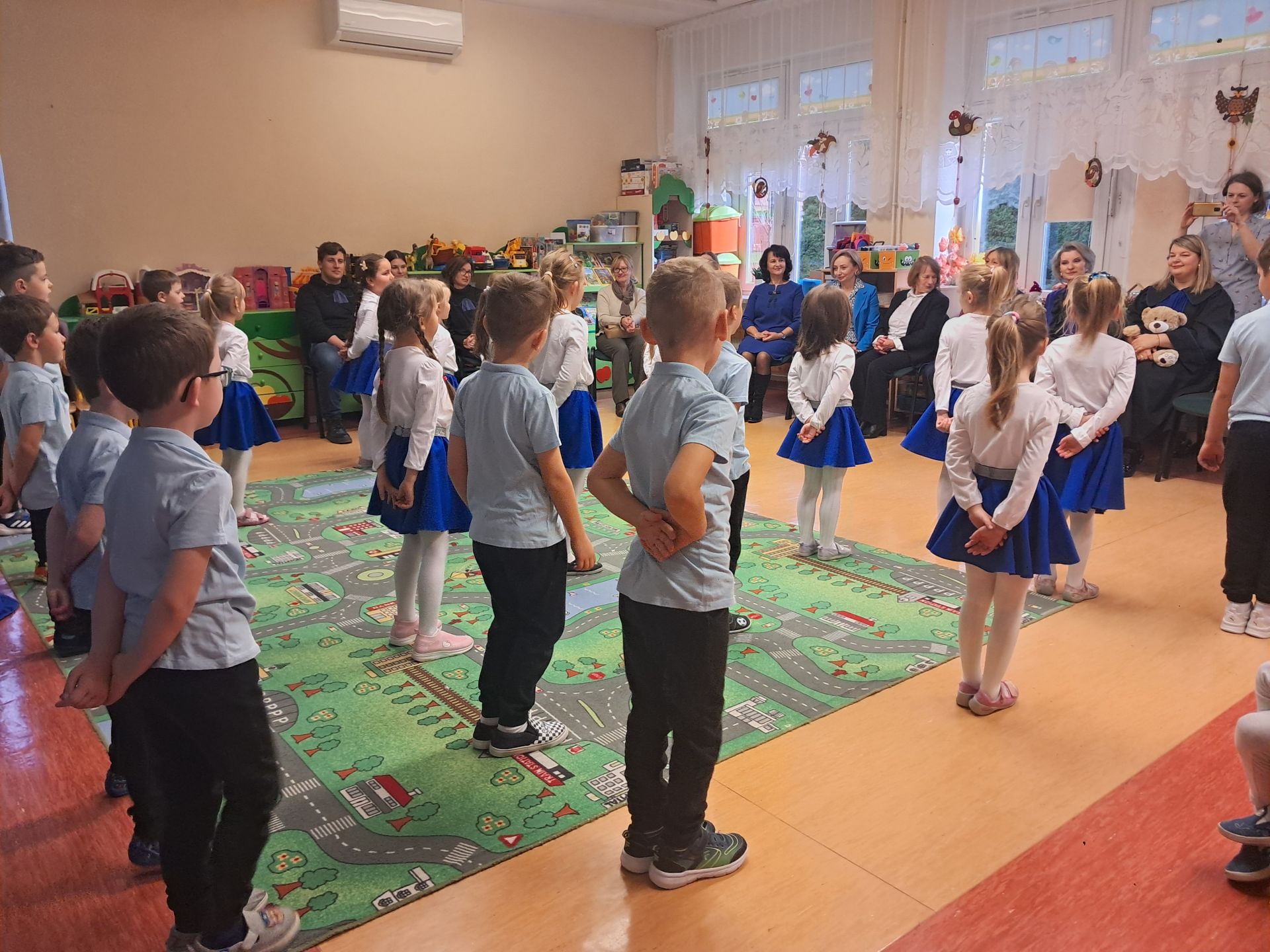 Niebieski Marsz na Podkarpaciu. 128 przedszkoli przypomina o prawach dziecka [ZDJĘCIA]