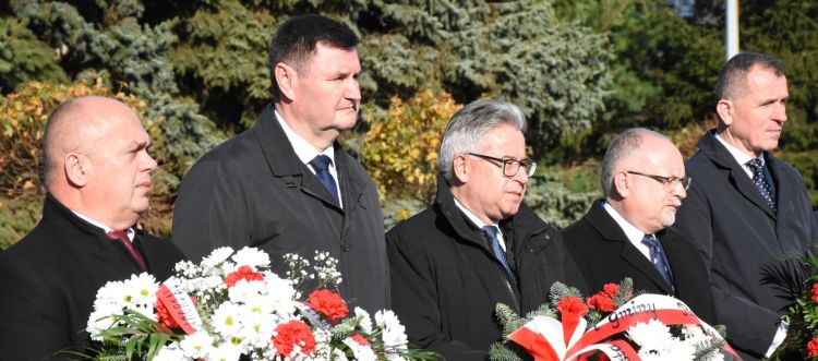 W Ropczycach odsłonięto obelisk upamiętniający ofiary Rabacji Galicyjskiej [ZDJĘCIA]