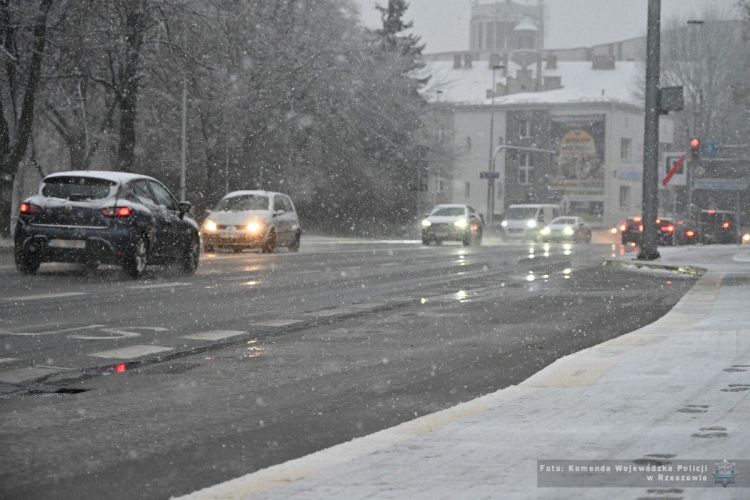 Śnieg sparaliżował ruch na drogach Podkarpacia. Wypadki, kolizje, zablokowane drogi