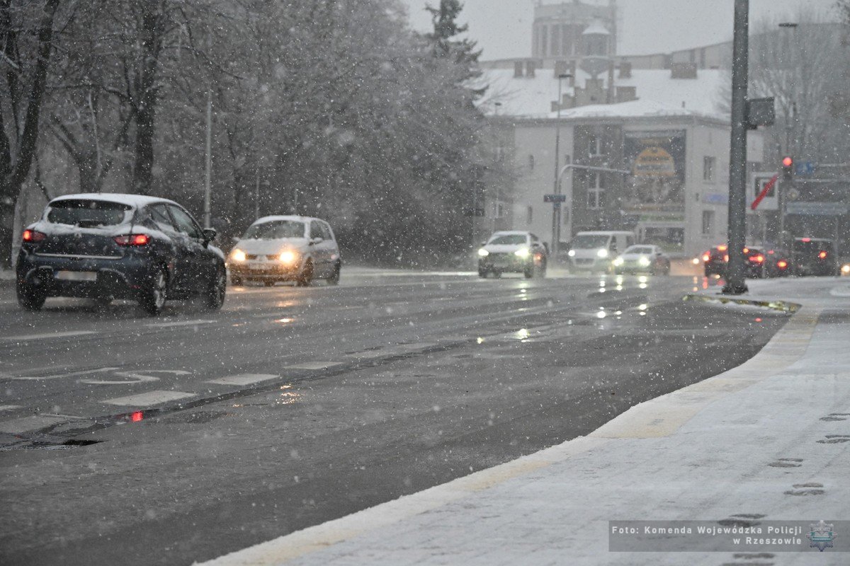 Śnieg sparaliżował ruch na drogach Podkarpacia. Wypadki, kolizje, zablokowane drogi