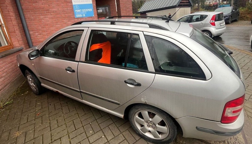 Niebezpieczny manewr pijanego 66-latka przed budynkiem przychodni w Kielanówce