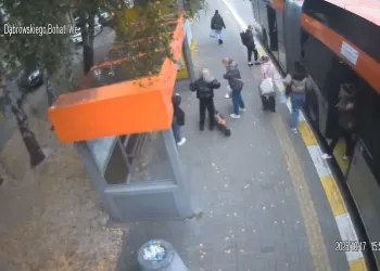 Policja szuka dwóch kobiet jadących na hulajnodze po chodniku. Kierująca potrąciła pieszą