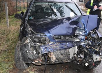 18-letni kierowca uderzył w drzewo. Ranny został 19-letni pasażer