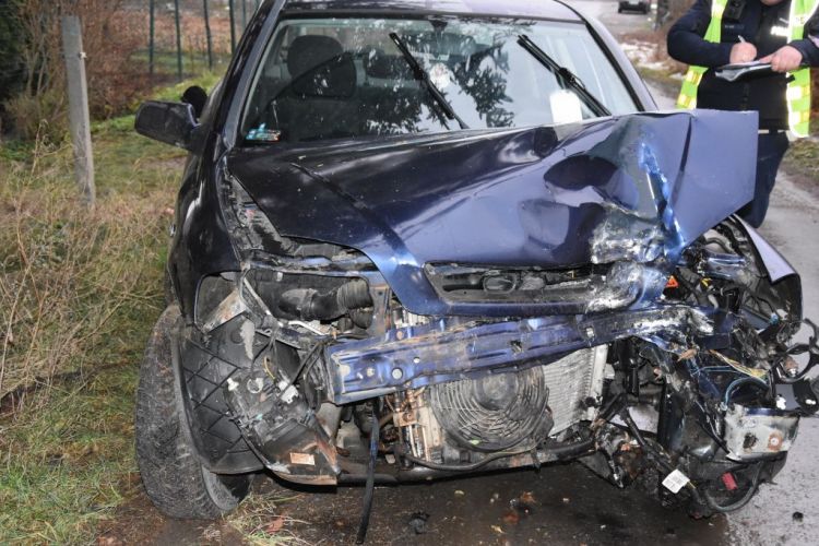 18-letni kierowca uderzył w drzewo. Ranny został 19-letni pasażer 1 - Polskie Radio Rzeszów 18-letni kierowca uderzył w drzewo. Ranny został 19-letni pasażer