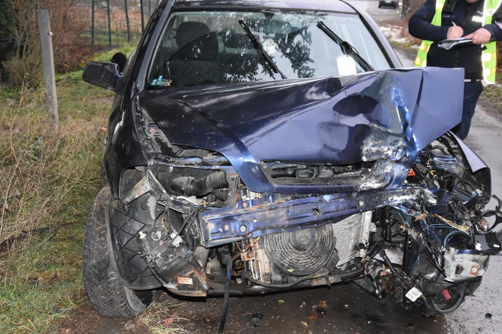 18-letni kierowca uderzył w drzewo. Ranny został 19-letni pasażer