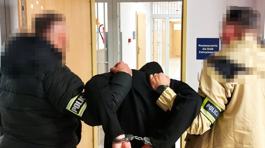 Tuż po oszustwie fałszywy policjant wpadł w ręce prawdziwych funkcjonariuszy [WIDEO]