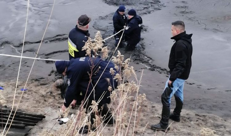 Zaginiona 73-latka odnaleziona w stawie. Policjanci uratowali kobietę