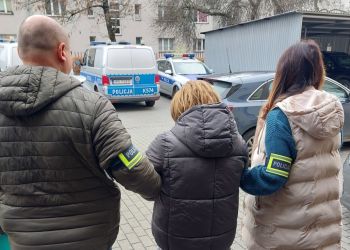 Policjanci uchronili 77-latkę przed utratą pieniędzy i biżuterii