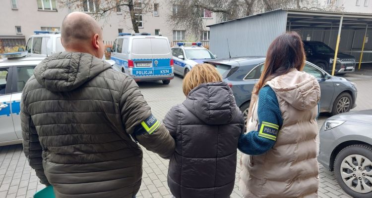 Policjanci uchronili 77-latkę przed utratą pieniędzy i biżuterii