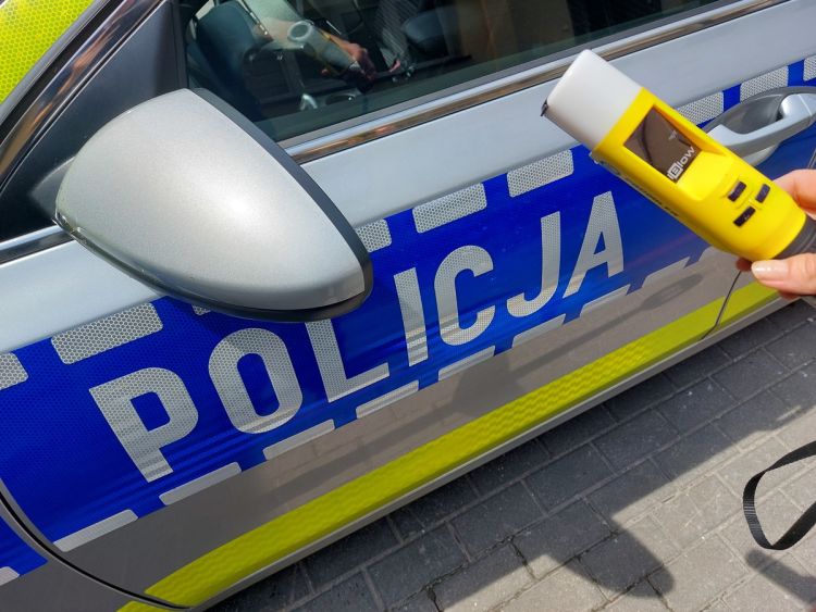 Kompletnie pijana kobieta spowodowała kolizję, zatrzymał ją poszkodowany 1 - Polskie Radio Rzeszów Kompletnie pijana kobieta spowodowała kolizję, zatrzymał ją poszkodowany