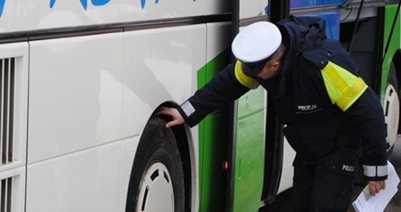 Nietrzeźwy kierowca miał wieźć uczniów do Warszawy. Zatrzymała go policja 1 - Polskie Radio Rzeszów Nietrzeźwy kierowca miał wieźć uczniów do Warszawy. Zatrzymała go policja