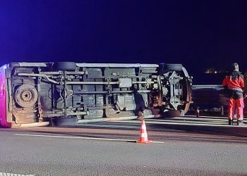 Bus z pasażerami wywrócił się na autostradzie pod Przeworskiem