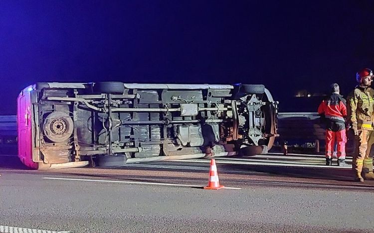 Bus z pasażerami wywrócił się na autostradzie pod Przeworskiem