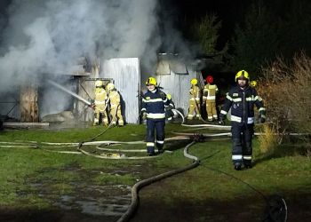 Pożar garażu w Czarnej. Spłonął samochód i sprzęt