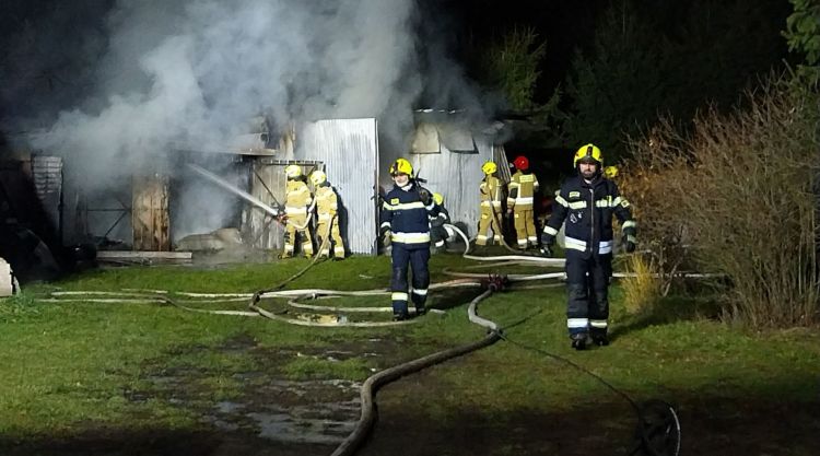 Pożar garażu w Czarnej. Spłonął samochód i sprzęt