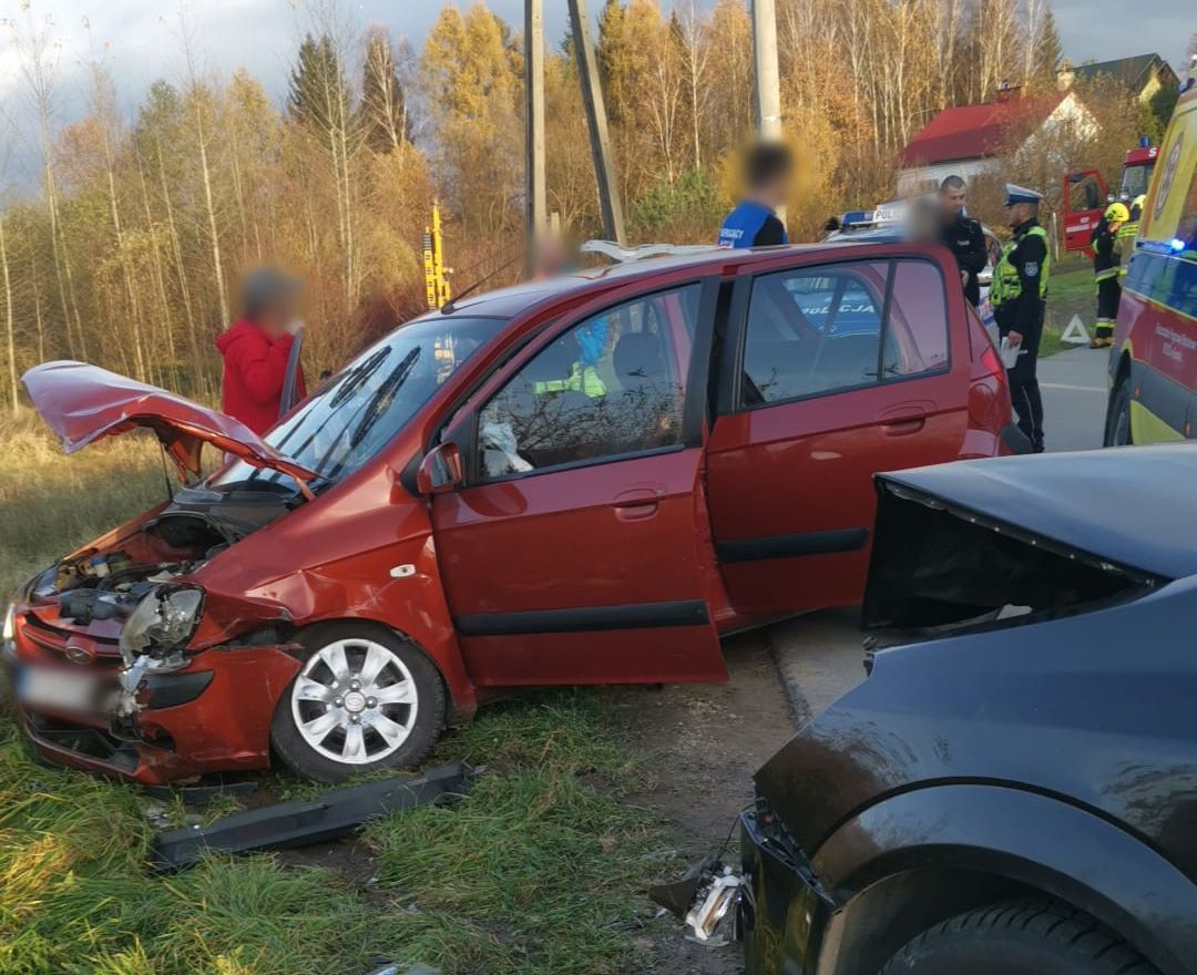 Zderzenie dwóch samochodów w Domaradzu. Trzy osoby poszkodowane