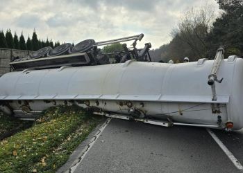 Wywrócona cysterna zablokowała drogę w Leżachowie [ZDJĘCIA]