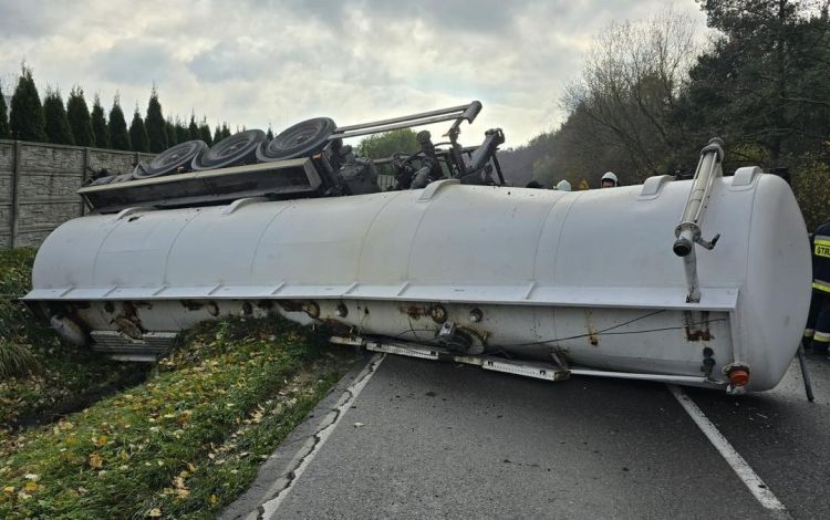 Wywrócona cysterna zablokowała drogę w Leżachowie [ZDJĘCIA]