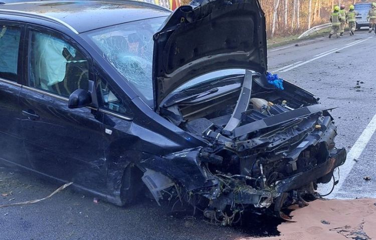 Wypadek w Tryńczy. Samochód uderzył w przepust, dwie osoby ranne [ZDJĘCIA] [AKTUALIZACJA]