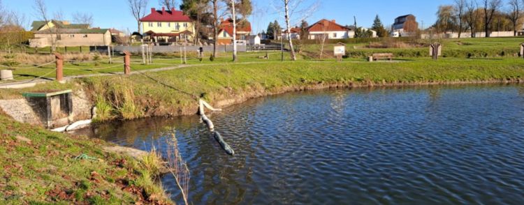 Substancje ropopochodne na Stawie Skrzynczyna. Służby prowadzą działania 1 - Polskie Radio Rzeszów Substancje ropopochodne na Stawie Skrzynczyna. Służby prowadzą działania