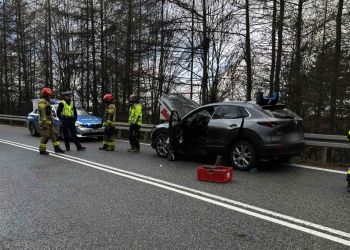 [AKTUALIZACJA] Ciężarówka zderzyła się z osobówką