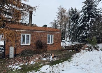 Dach domu zawalił się pod ciężarem śniegu w Dębowie