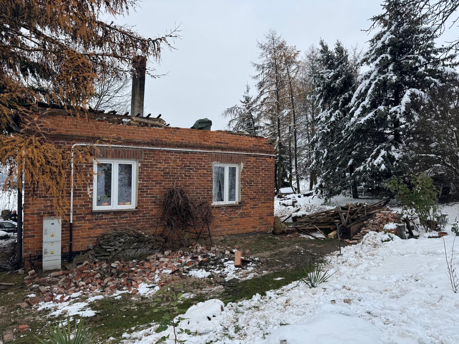 Dach domu zawalił się pod ciężarem śniegu w Dębowie