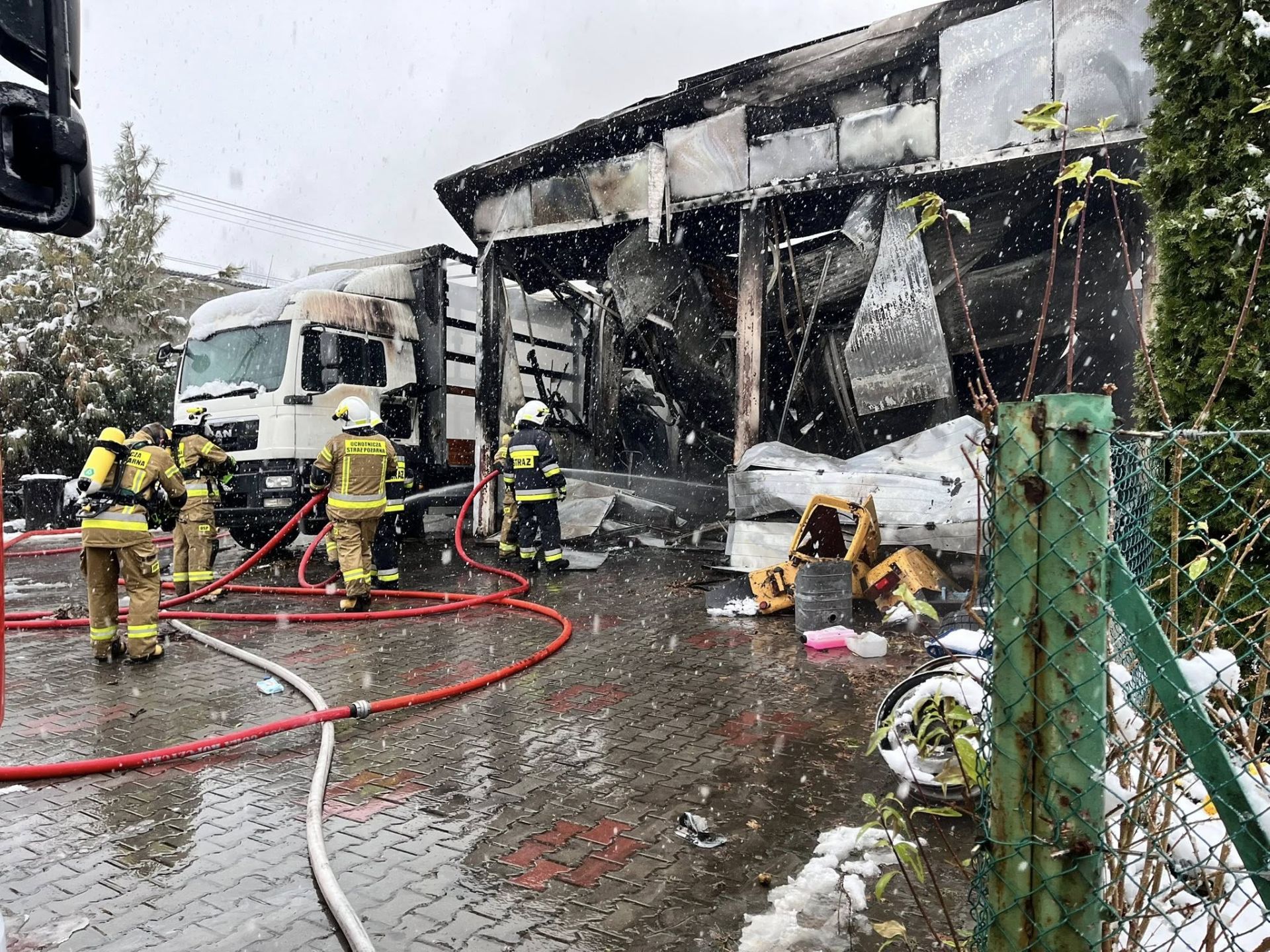 Pożar warsztatu w Górze Ropczyckiej. Jedna osoba ranna 6 - Polskie Radio Rzeszów Pożar warsztatu w Górze Ropczyckiej. Jedna osoba ranna
