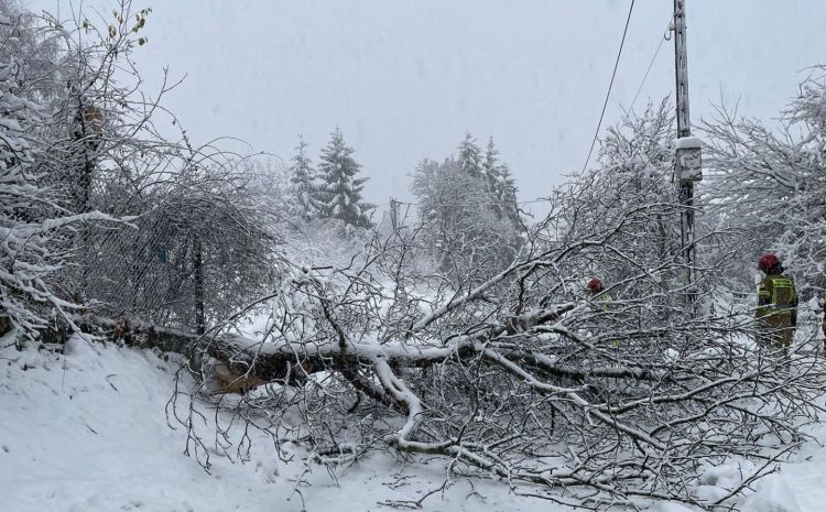 [AKTUALIZACJA] Coraz mniej odbiorców bez prądu, choć awarie nadal liczne w rejonie Krosna i Strzyżowa