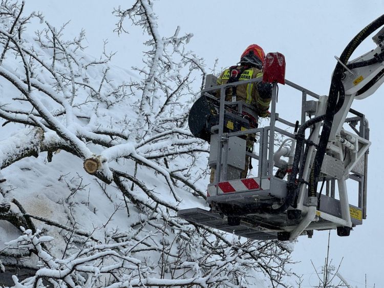 Około 2 tysięcy odbiorców w regionie nadal bez prądu