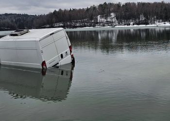 Samochód dostawczy wpadł do Jeziora Solińskiego w Polańczyku [ZDJĘCIA]