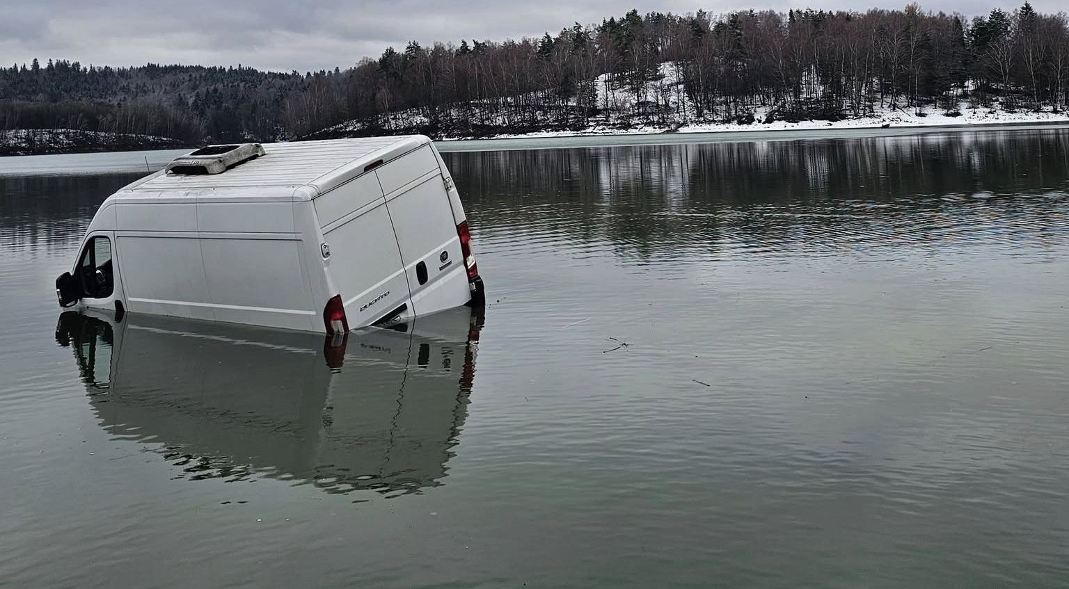 Samochód dostawczy wpadł do Jeziora Solińskiego w Polańczyku [ZDJĘCIA]