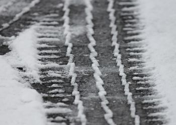 Śnieg powoduje utrudnienia na drogach w regionie [AKTUALIZACJA]