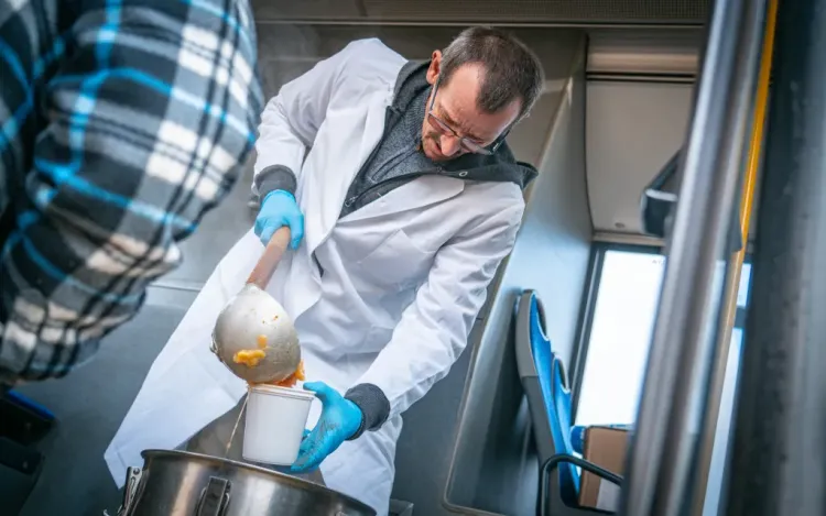 Autobus Ciepła rusza na ulice Rzeszowa. Darmowe posiłki dla potrzebujących przez całą zimę