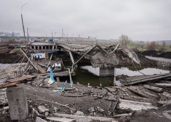Zabici i ranni, pożary i wstrzymane dostawy prądu po zmasowanym ataku Rosji na Kijów