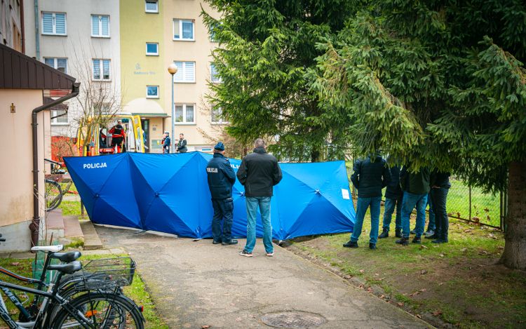 [AKTUALIZACJA, ZDJĘCIA] Tragiczna interwencja w Sanoku. Mężczyzna zabił matkę i ranił strażaka – został zastrzelony
