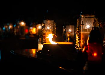 Wszystkich Świętych na Podkarpaciu. Światła zniczy rozświetliły cmentarze [ZDJĘCIA]