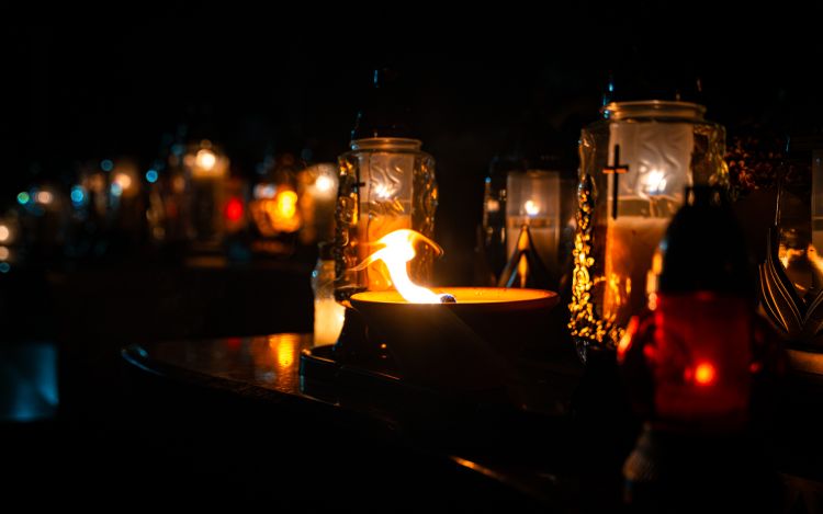 Wszystkich Świętych na Podkarpaciu. Światła zniczy rozświetliły cmentarze [ZDJĘCIA]