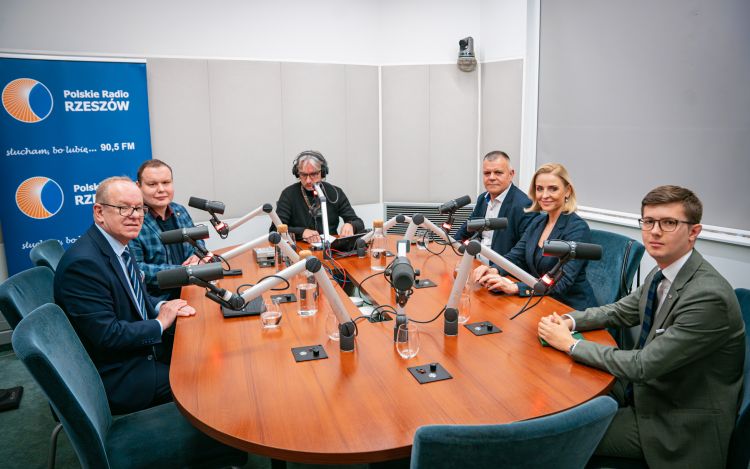 Podkarpacki Panel Polityczny: komentarze do sprzedaży działki pod CPK 1 - Polskie Radio Rzeszów Podkarpacki Panel Polityczny: komentarze do sprzedaży działki pod CPK
