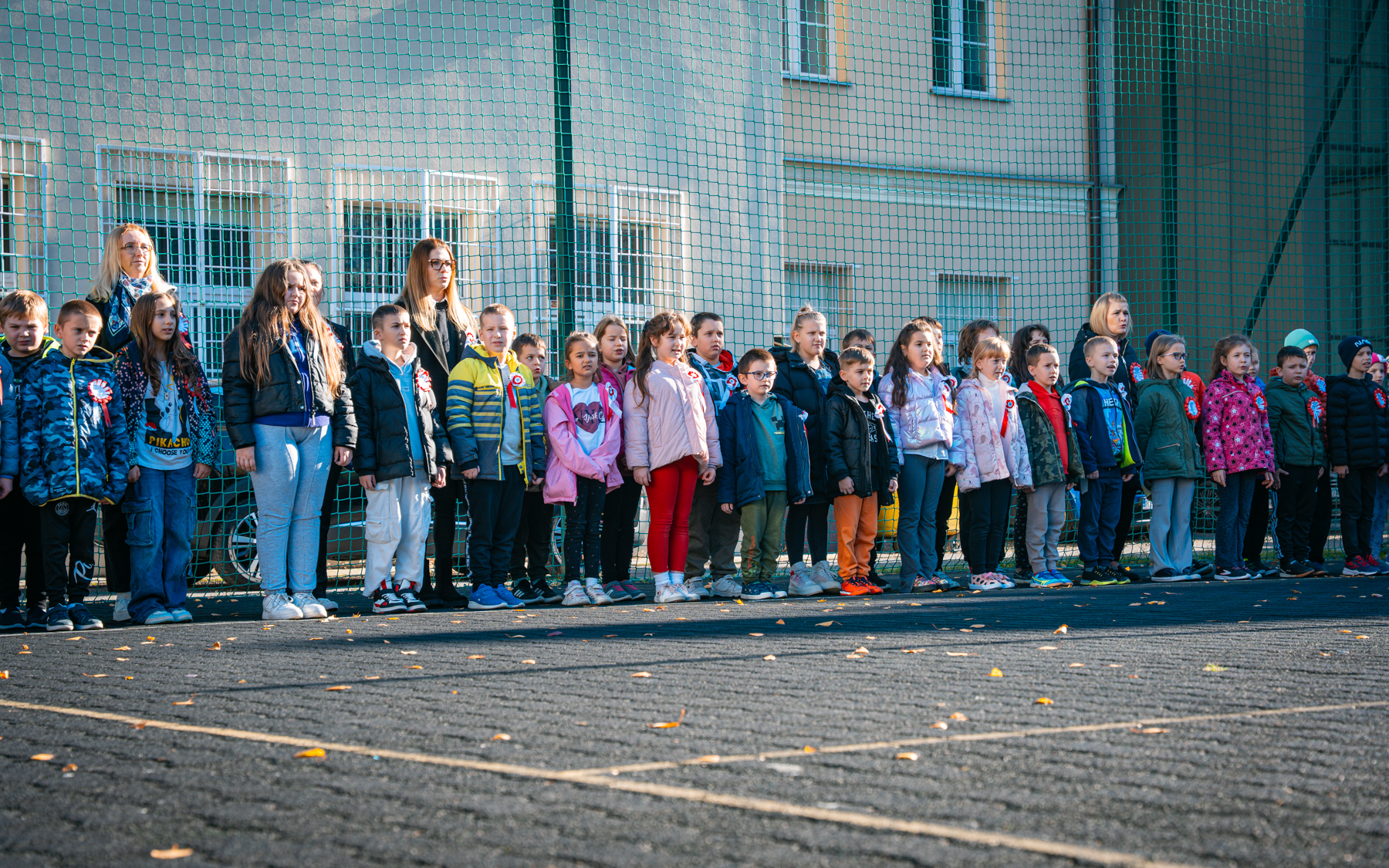 „Szkoła do hymnu” w Rzeszowie. Uczniowie i przedszkolaki zaśpiewali Mazurka Dąbrowskiego [ZDJĘCIA]