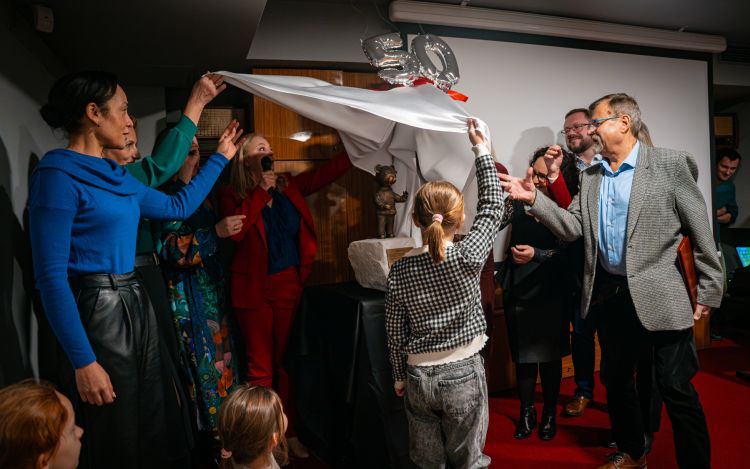 W Muzeum Dobranocek w Rzeszowie odsłonięto rzeźbę Misia Uszatka [ZDJĘCIA]