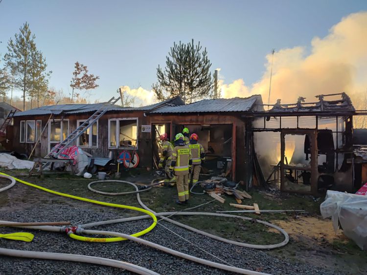 Pożar zakładu stolarskiego w Niebocku. Jedna osoba poszkodowana [ZDJĘCIA]
